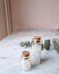 Glasflaska med kristallchips, Bergkristall