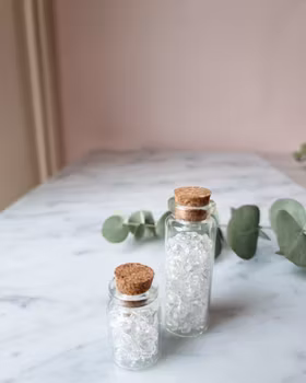 Glasflaska med kristallchips, Bergkristall