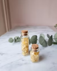 Glasflaska med kristallchips, Citrin