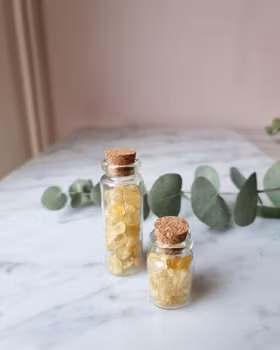 Glasflaska med kristallchips, Citrin