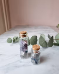 Glasflaska med kristallchips, Fluorit