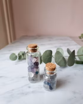 Glasflaska med kristallchips, Fluorit