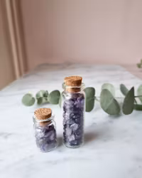 Glasflaska med kristallchips, Ametist