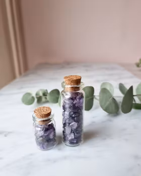 Glasflaska med kristallchips, Ametist