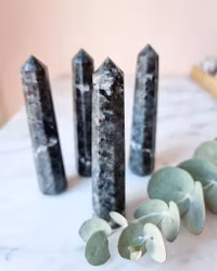 Yooperlite, polerad spets/obelisk (uv-reaktiv)