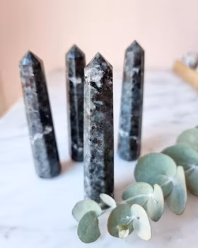 Yooperlite, polerad spets/obelisk (uv-reaktiv)