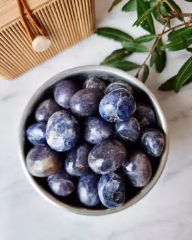 Iolit, rund trumlad (ä.k vattensafir)