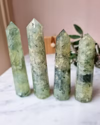 Prehnit, polerad spets/obelisk