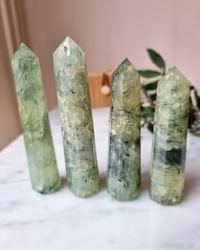 Prehnit, polerad spets/obelisk