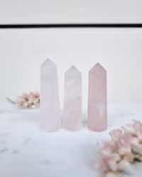 Rosenkvarts, polerad spets/obelisk