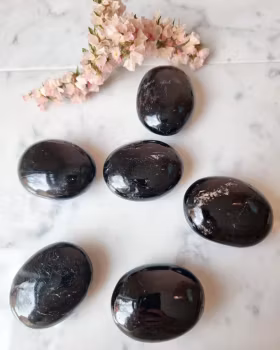 Svart Turmalin palmstone / handsten