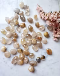 Rutilkvarts, liten trumlad (guldrutiler)