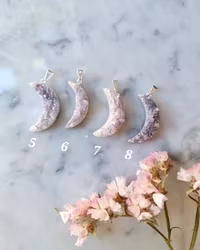 Månhänge i aurabehandlad ametist