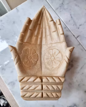 Hand | Karvad skål i marmor