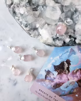 Rosenkvarts, silverpläterad berlock