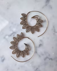 Stora örhängen i brons med blad