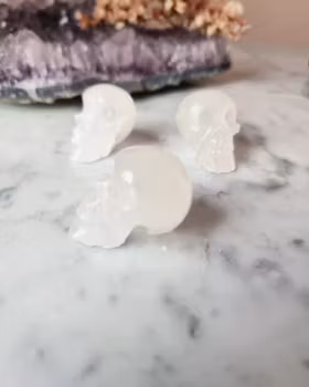 Vit kalcit, handkarvad dödskalle