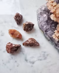 Röd kalcit, mellan rå bit