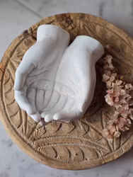 Kupade händer, stor skål / klothållare ca 13.5cm