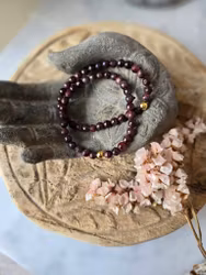 Armband granat 6mm med gulddetalj