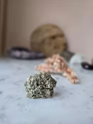 Pyrit, delvis polerad fri form/bit, G