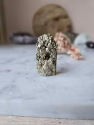 Pyrit, delvis polerad fri form/bit, I