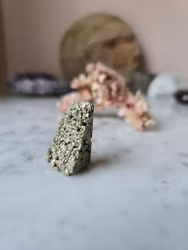 Pyrit, delvis polerad fri form/bit, J