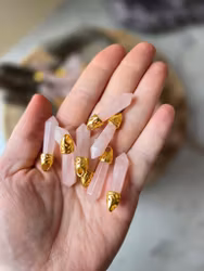 Hänge, rosenkvarts polerad spets med guldigt metallhänge