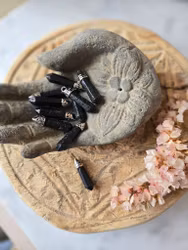 Hänge, Lavasten polerad spets med silvrigt metallhänge