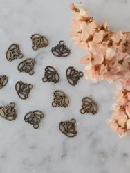 Liten lotusblomma | Berlock | Antikguld | ca 15mm