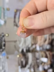 Liten berlock, rosenkvarts facetterad (guldpläterad)