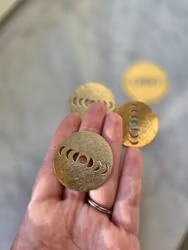 Stor platta med månfaser ca 4.2cm (guldpläterad mässing) till solfångare