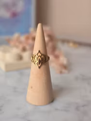 Ring med större lotus, guldpläterat 304 rostfritt stål