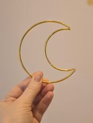 Måne, ca 10cm, stomme i metall (guld)