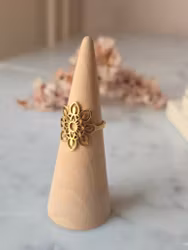 Ring med mandala/blomma 2 , guldpläterat rostfritt stål