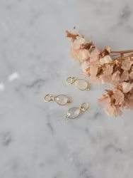 Berlock | ljus rosenkvarts | gulddetaljer