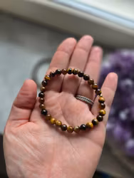 Armband i tigeröga med detalj i 18K guld.