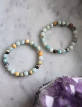 Armband i Amazonit med gulddetalj (18k guldplätering)