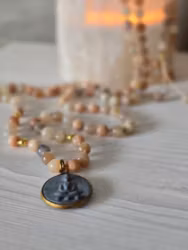 Handgjort halsband med månsten & amulett