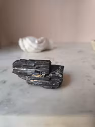 Rå svart turmalin, ca 210 gram [C]