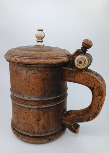 Gammelt ølkrus av tre