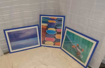 Tre bilder med blå ramme fra Ikea, før pris 50,-