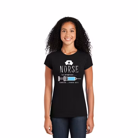 Kortärmad t-shirt med tryck för dam - Nurse In Progress | Cutieful