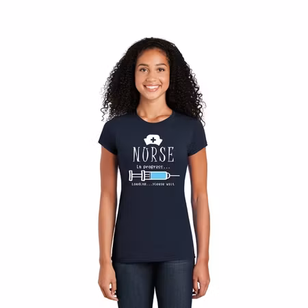 Kortärmad t-shirt med tryck för dam - Nurse In Progress | Cutieful