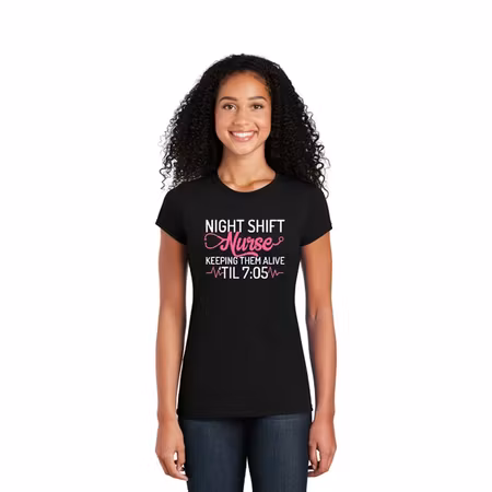 Kortärmad t-shirt med tryck för dam – Night Shift Nurse | Cutieful