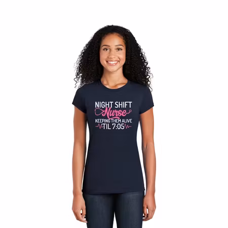 Kortärmad t-shirt med tryck för dam – Night Shift Nurse | Cutieful