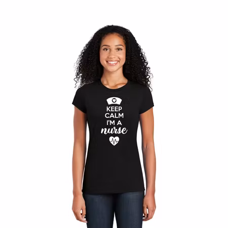 Kortärmad t-shirt med tryck för dam – Keep Calm I’m A Nurse | Cutieful