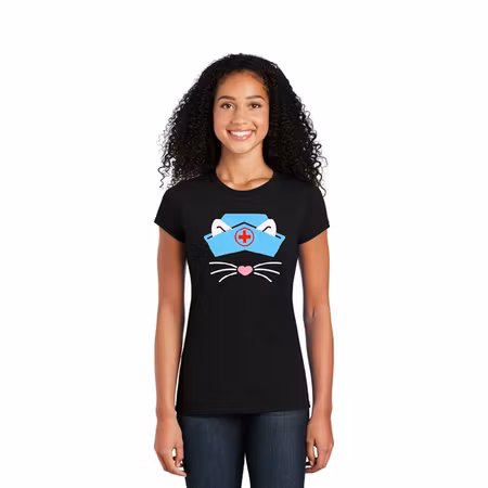 Kortärmad t-shirt med tryck för dam – Nurse Kitty | Cutieful
