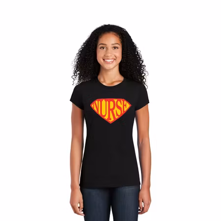 Kortärmad t-shirt med tryck för dam – Supersköterska | Cutieful