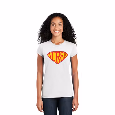 Kortärmad t-shirt med tryck för dam – Supersköterska | Cutieful
